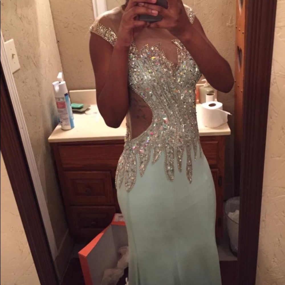 PROM DRESS SIZE 0-2 - Picture 3 of 4
